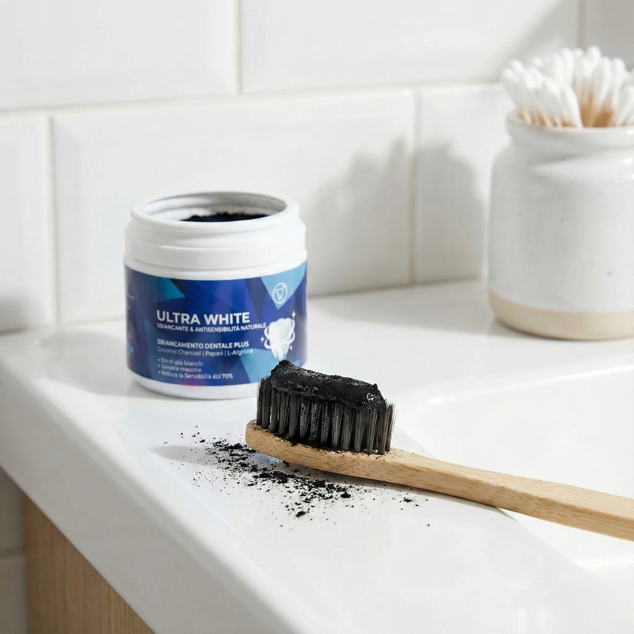 Spazzolino con polvere nera al carbone attivo pronto per l'uso su sfondo bagno pulito
